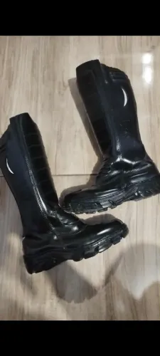 Vendo bota de bombeiro tamanho 35 nova usado uma vez somente.