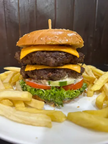 Lanche Big Burgão precisa de chapista com experiência.