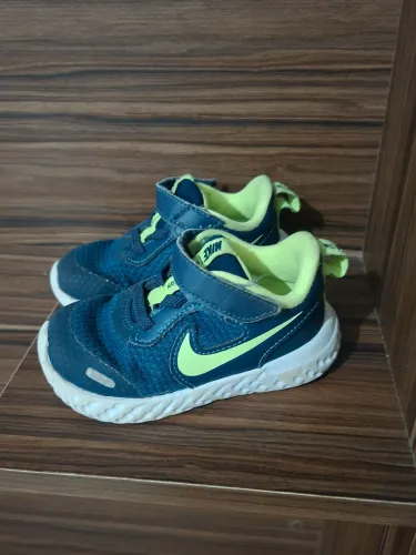Tênis Nike Revolution
