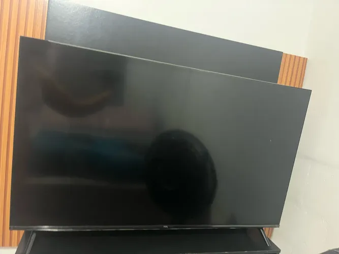 Vendo TV smart 43 polegadas, com comando de voz.