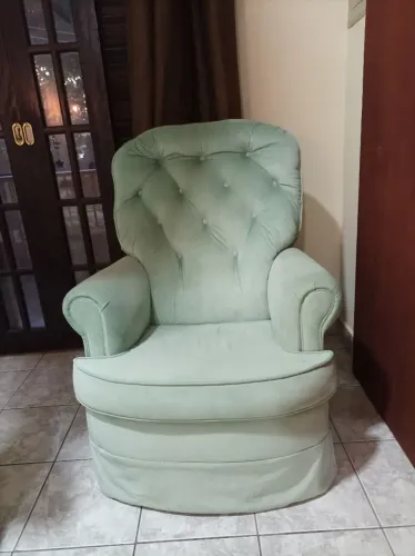 Poltrona de amamentação na cor verde claro com puff