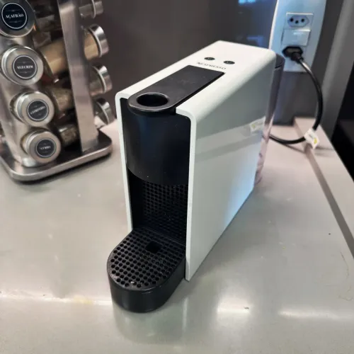 Cafeteira Nespresso Essenza mini