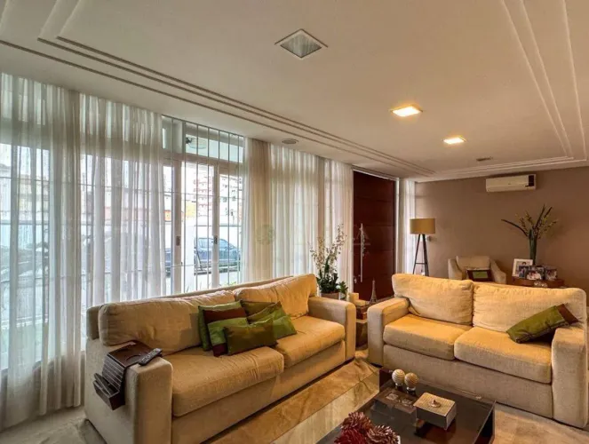 Locação | Casa de 324m² mobiliada com 3 quartos, área de lazer com piscina e churrasqueira