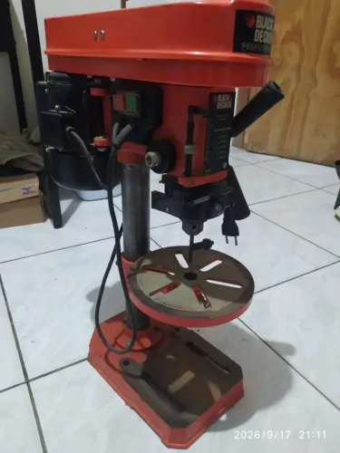 Furadeira de bancada/coluna Black & Decker BT1200-B2 (220V, 250W / 1/3 HP, mandril de 13mm
