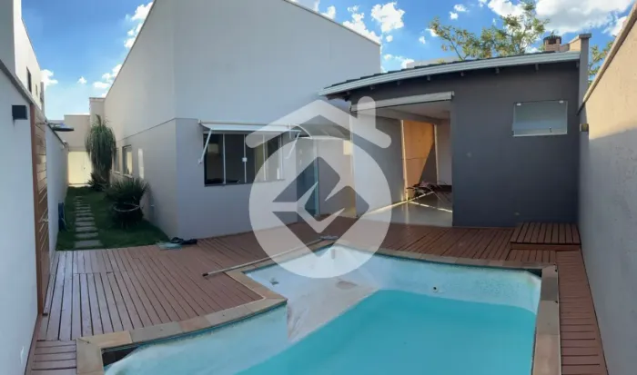 Casa em Condomínio para Locação com 3 Quartos, sendo 3 Suítes - 210m² - Laranjeiras - Uber