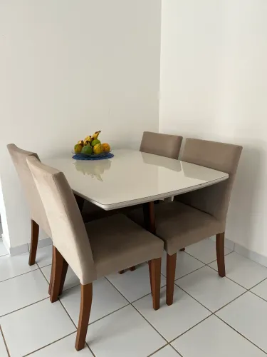 Mesa de jantar com 4 cadeiras estofadas (tampo de vidro)
