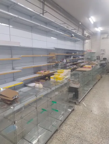 VENDO PRATELEIRAS DE VIDROS E METAIS