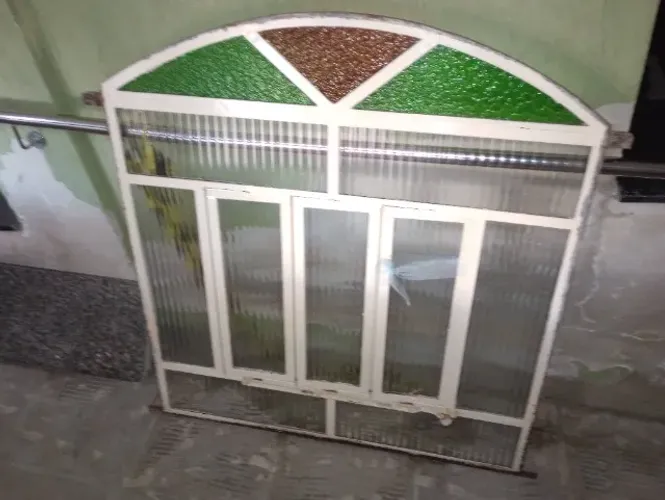 Janela de ferro com 3 bandeiras