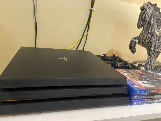 PS4 pro última versão, com 2 controles,completo
