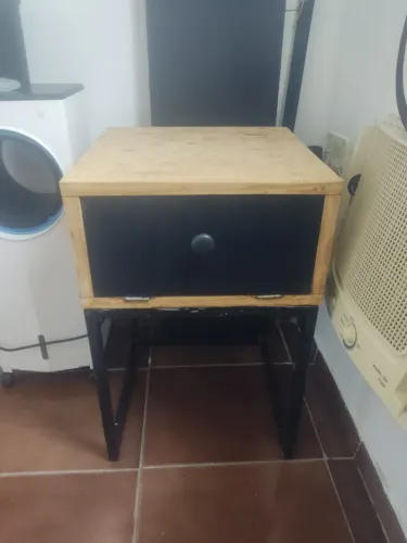 Mesa de cabeceira industrial com gaveta e puxador.