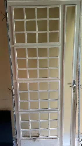 Porta Galvanizada 0,80x2,10 + Janela de vidro em alumínio