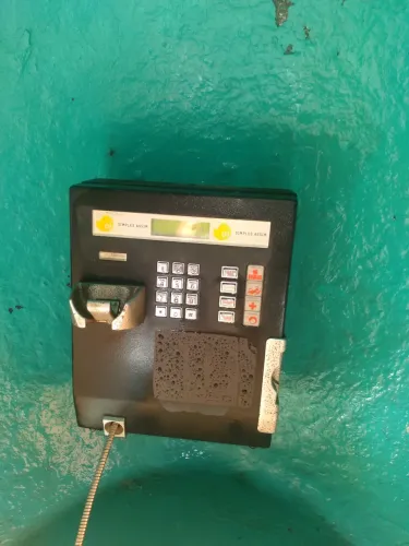 Orelhão telefônico antigo