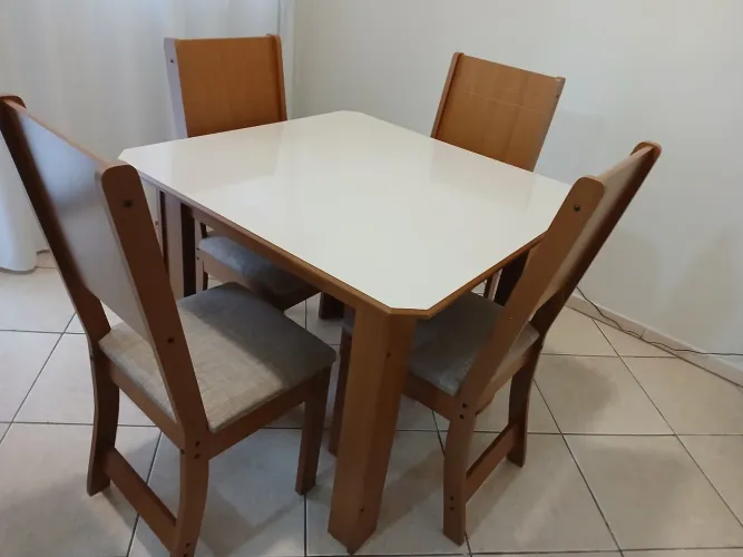 Mesa de jantar com 4 cadeiras