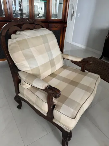 Vendo poltrona da Sierra em madeira e estofado R$10.000