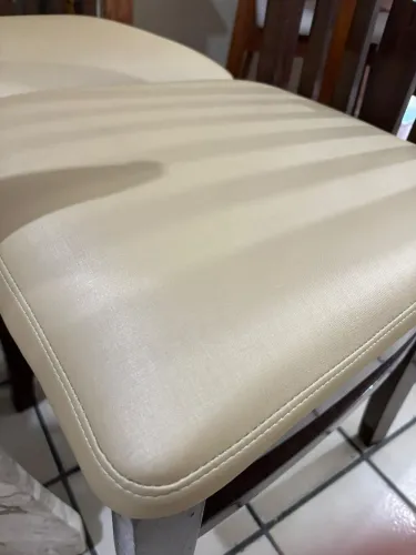 Mesa com 4 cadeira