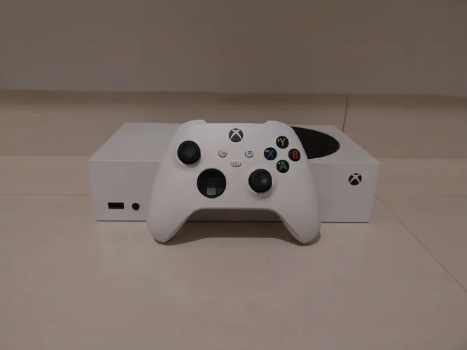 XBOX SERIES S COM CABOS E CONTROLE