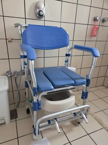 Cadeira hospitalar para banho