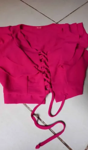 Blusa fiore veste M.e G seminova tem bojo e trançado na frente 