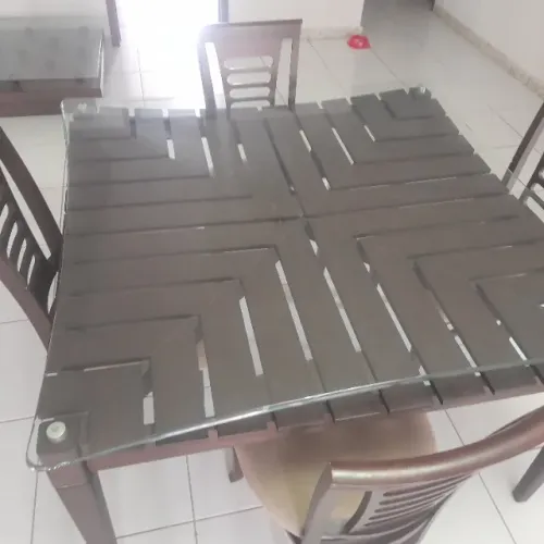 Mesa de jantar tampa de vidro com quatro cadeiras de madeira