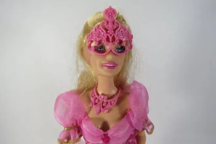 BONECA BARBIE CORINNE ou CORINE dos Três Mosqueteiros, com os Sapatos e Pedestal.