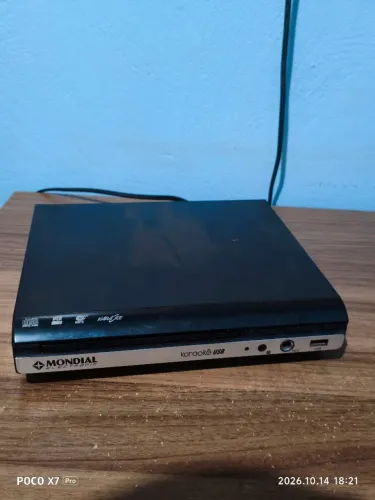 Um aparelho de som da mundial dvd e karaoque.