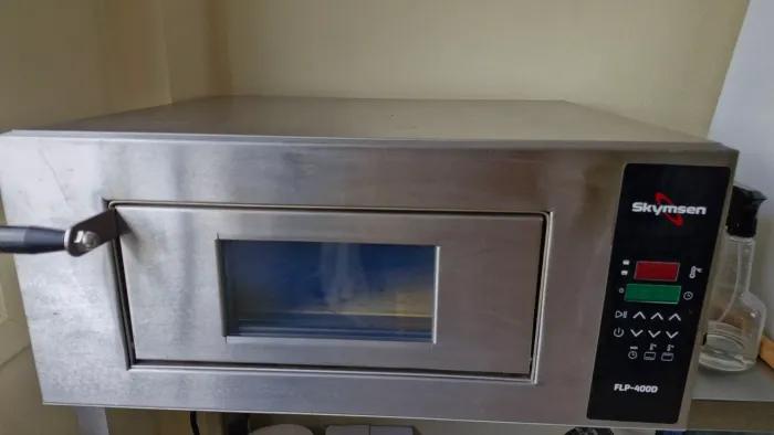 Forno de pizza pedra refratária, acompanha pá de pizza e escova para pedra.