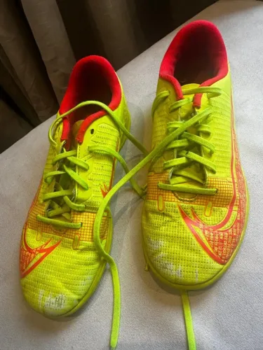 Chuteira Nike Mercurial Vapor 14 Club - neon com vermelho Futsal