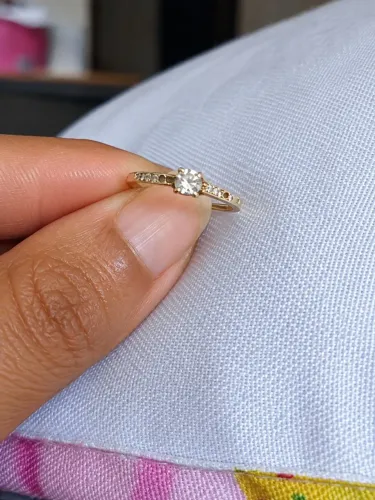 Anel de ouro 18k com pedras de zircônia
