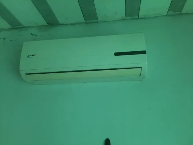 AR-CONDICIONADO SPLIT 18.000 BTUs YORK - 220V<br>York YKS 18FCA G1