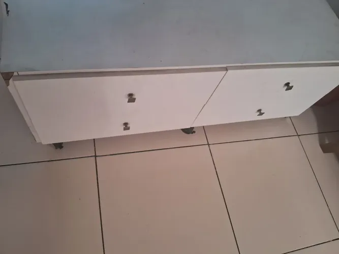 Cômoda rack cômoda com 4 gavetas e rodinhas branca