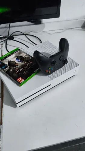 Xbox One s + 1 Controle + 1 jogo fisico + Jogos digitais