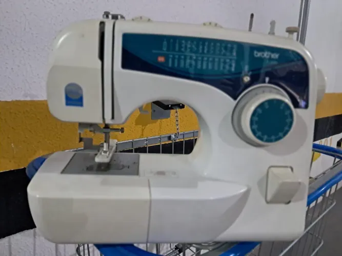 Máquina de casear Brother XI-2600i com pontos decorativos