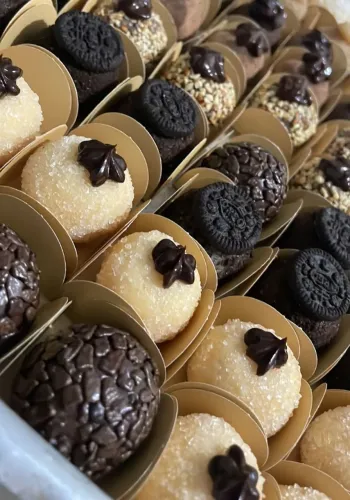 VENDAS DE CENTO DE BRIGADEIRO (VARIADOS SABORES E PERSONALIZADOS)