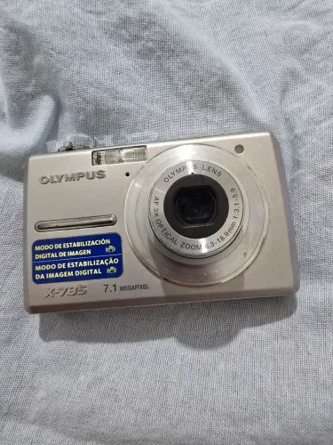Camera olimpus/carregador/bateria e cartão de memória.