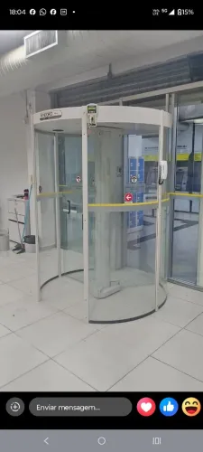 Porta giratória com detector de metal.