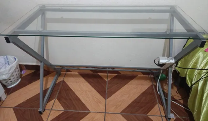 Mesa de vidro home office - usada