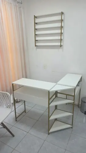 Mesa de Manicure + prateleira