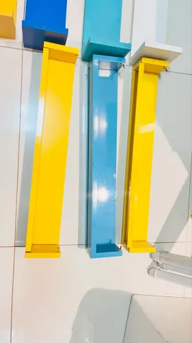 Prateleiras e porta livros coloridos