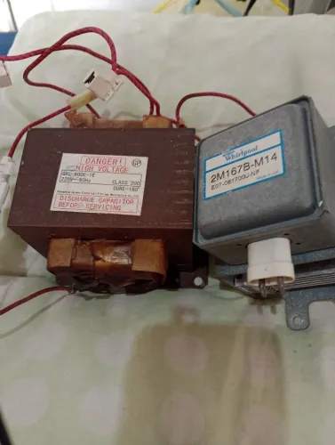 Um lote com um transformador trafo de microondas 220volts e um Magnetron 