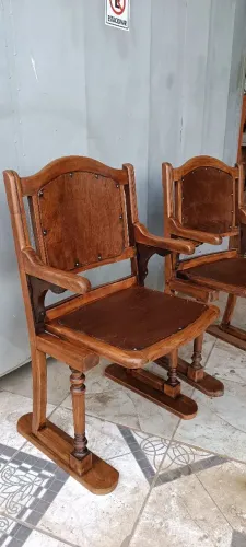 Antigas cadeiras de cinema de madeira.