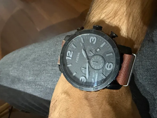 Relógio Fóssil, modelo moderno, perfeito para o dia a dia.