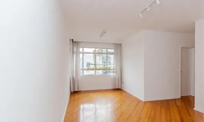 Apartamento no Cabral, 3 quartos, 2 vagas.