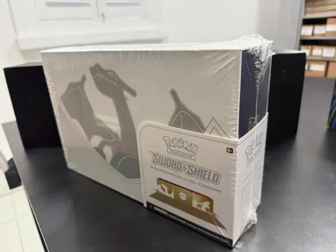 Pokémon TCG Charizard Sword & Shield Ultra Premium Collection UPC 2022 Inglês Lacrada