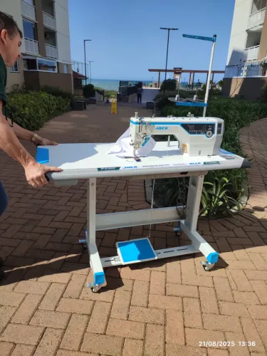 MÁQUINA DE COSTURA RETA ELETRÔNICA JACK A5E ? 220V