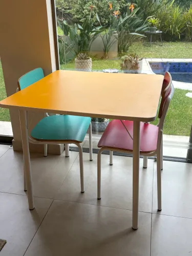 Mesa infantil/juvenil com duas cadeiras