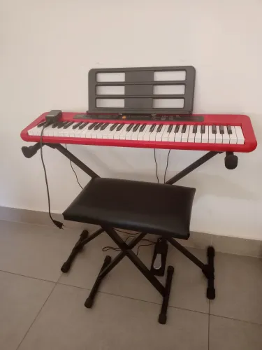 Teclado Cassio CT Vermelho com banqueta, suporte, pedal