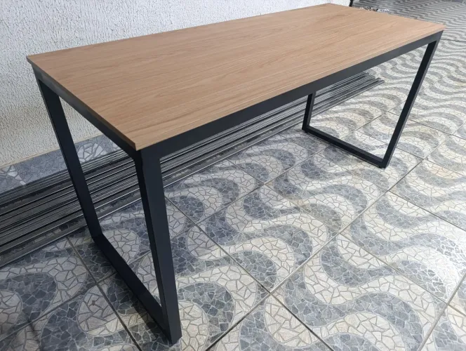 Mesa para computador estilo industrial