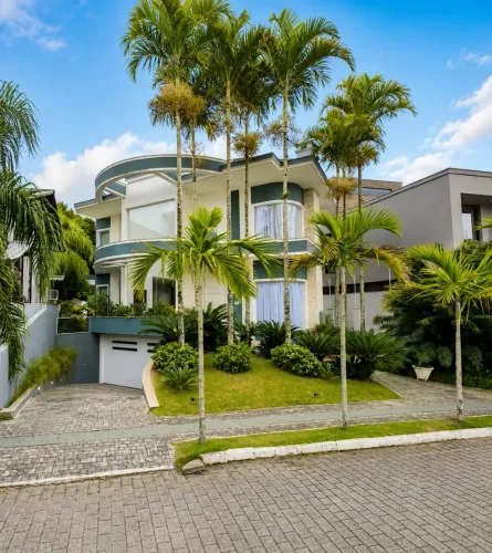 Casa de Alto Padrão para Locação em Jurerê | 5 Suítes | Piscina | Área Gourmet