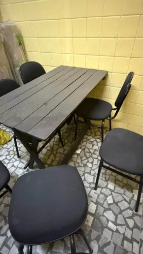 Conjunto de mesa de madeira com 6 cadeiras estofadas