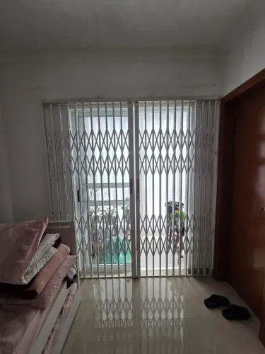 Grade pantográfica porta